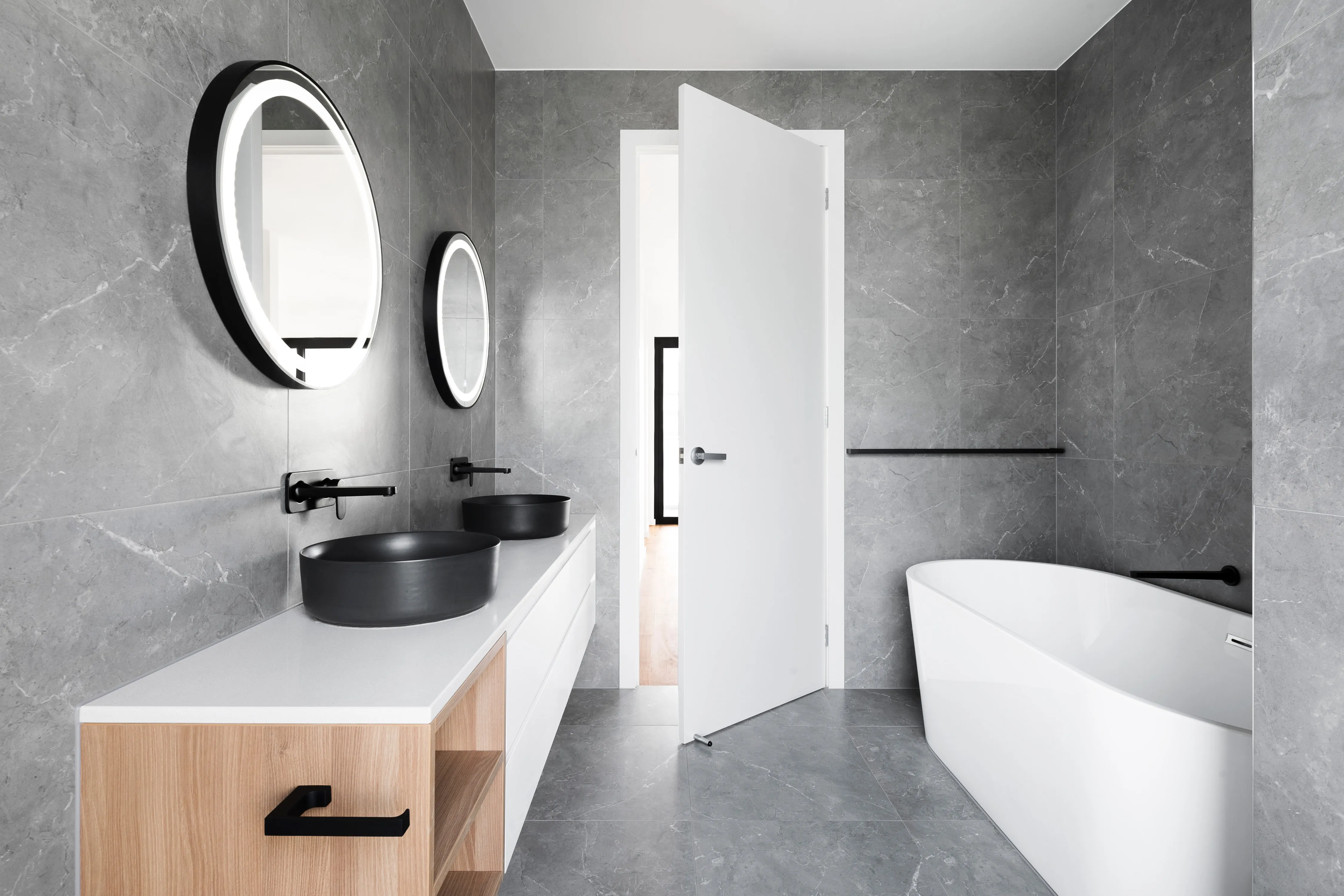 Modernes Badezimmer mit freistehender Badewanne und Doppelwaschtisch