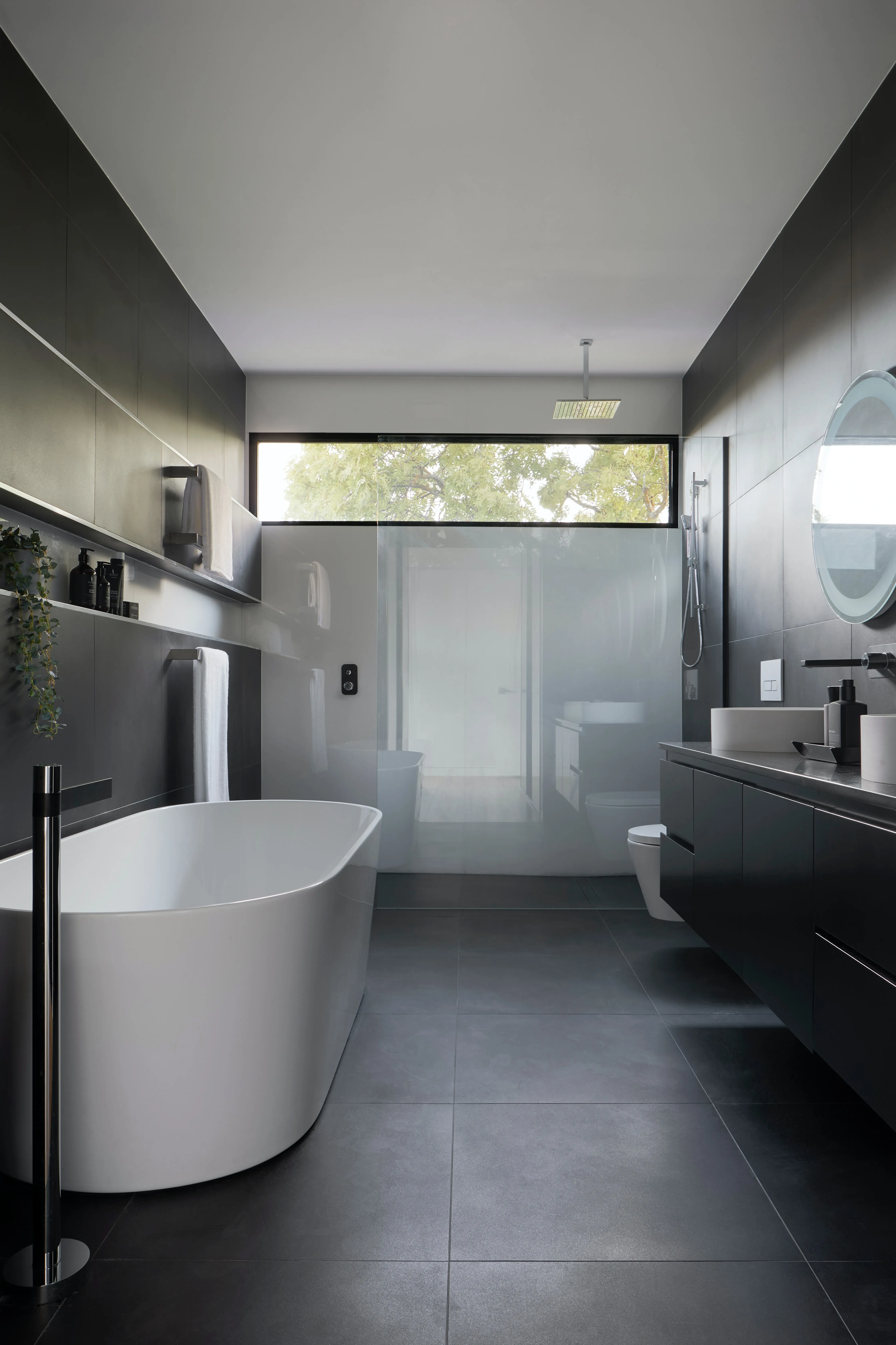 Saniertes Bad mit Dusche und freistehender Badewanne
