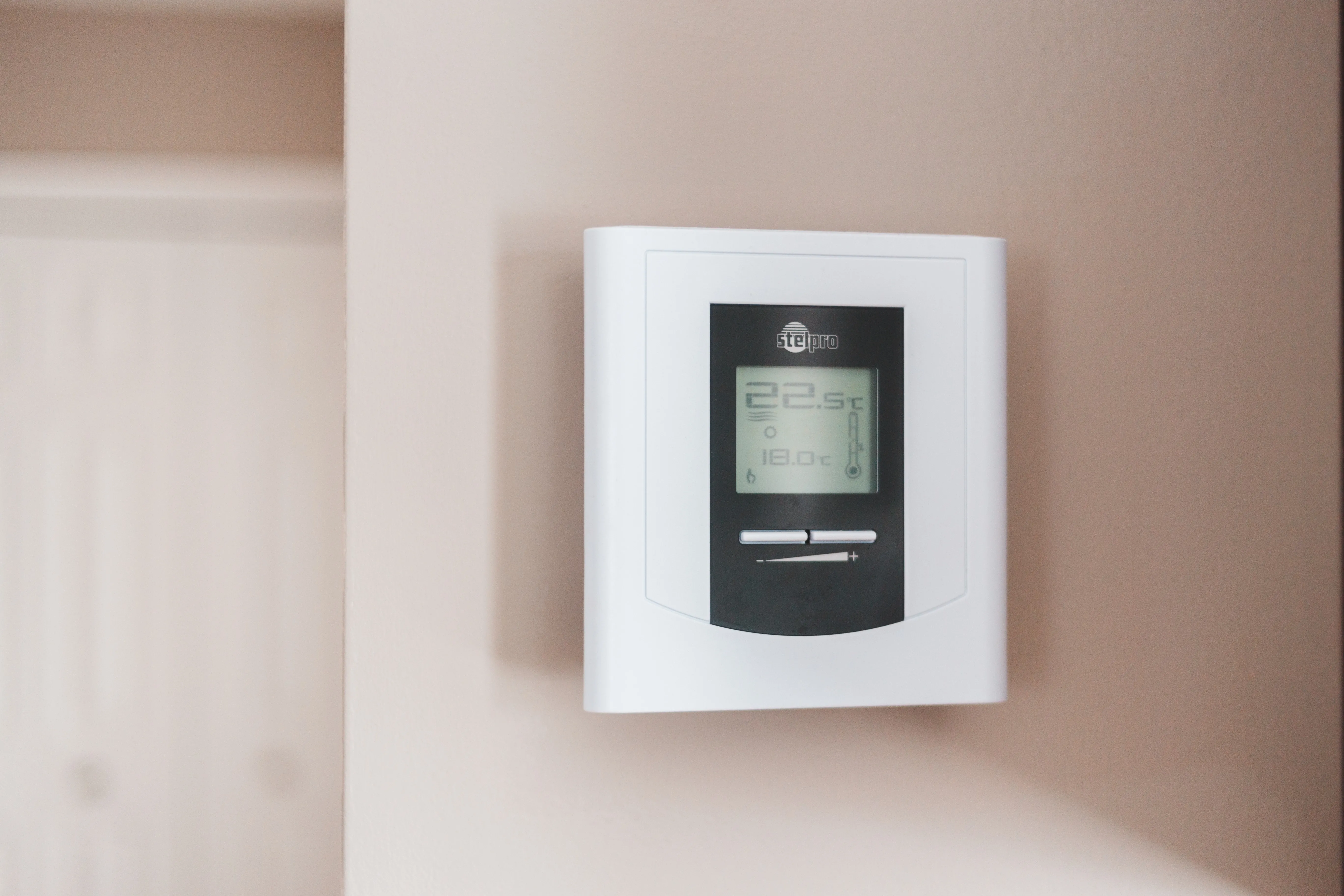 Digitales Raumthermostat an der Wand